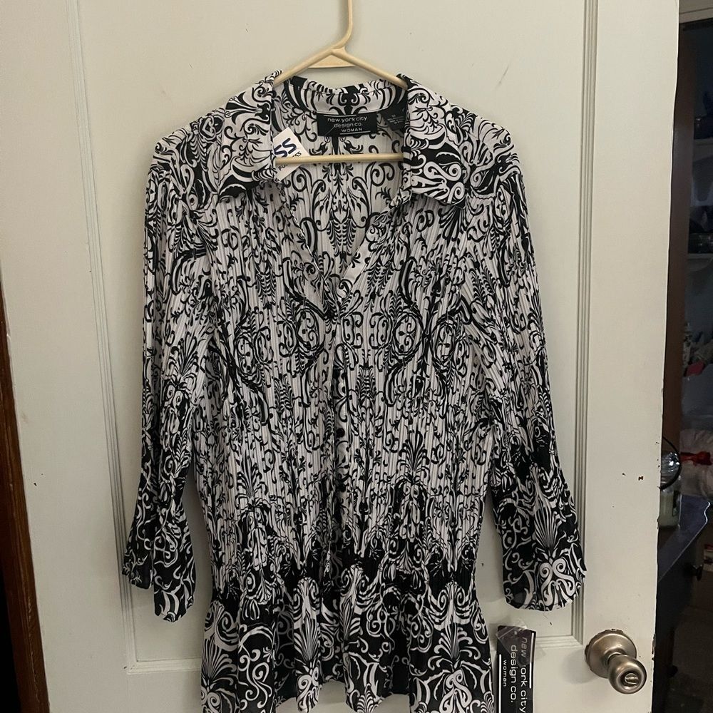 Black and White Patterned Women's Top 3X